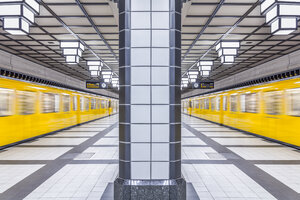 Deutschland, Berlin, U-Bahnhof Paracelsiusbad mit fahrendem U-Bahn-Zug - NKF000143