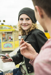 Porträt eines glücklichen Teenagers auf dem Jahrmarkt - UUF000655