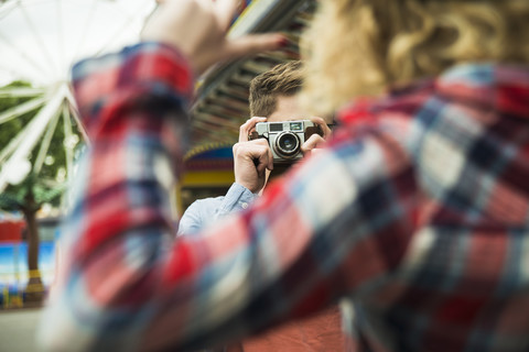 Jugendlicher fotografiert seine Freundin, Teilansicht, lizenzfreies Stockfoto