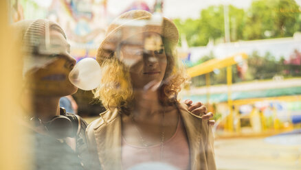 Teenager-Paar auf dem Jahrmarkt - UUF000629