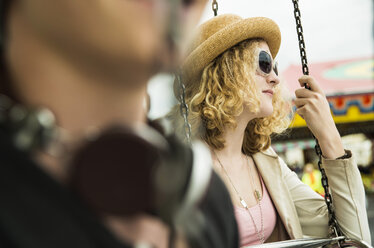Porträt eines Teenagers mit Sonnenbrille auf dem Jahrmarkt - UUF000617