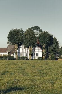 Deutschland, Nordrhein-Westfalen, Bauernhaus im westlichen Münsterland - MEMF000033