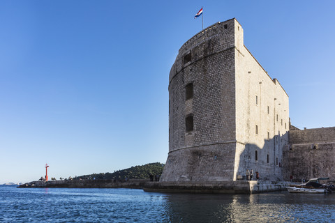 Kroatien, Dubrovnik, Hafenausfahrt und Festung St. Ivan, lizenzfreies Stockfoto