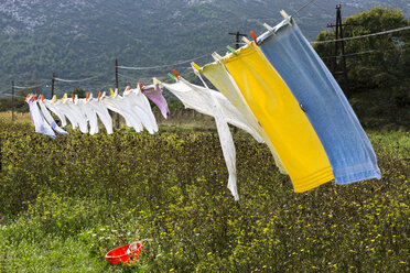 Croatia, Peljesac, Ston, Laundry on clothesline - WEF000095