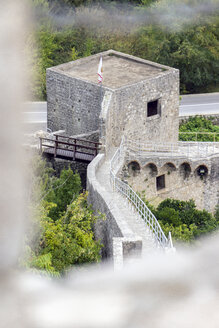 Kroatien, Peljesac, Ston, Teil der Stadtmauer mit Wehrturm - WEF000100