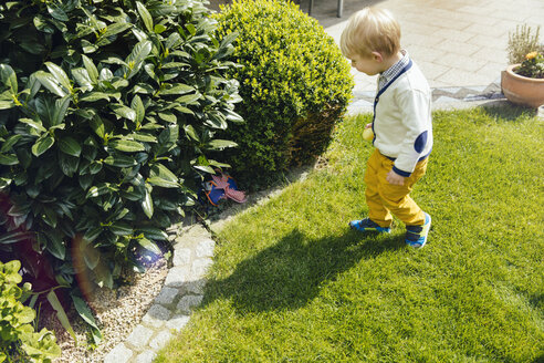 Kleiner Junge findet eine Osterüberraschung im Garten - MFF001117