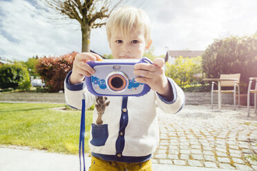 Porträt eines Kleinkindes, das ein Bild mit einer Kinderkamera aufnimmt - MFF001114
