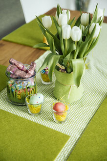 Easter table decoration with eggs, candy and tulips - MFF001110