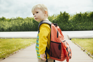 Kleinkind mit Rucksack auf dem Weg zum Urlaub - MFF001108