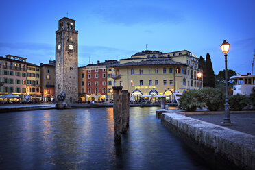 Italien, Trentino-Südtirol, Riva del Garda, Torre Apponale am Abend - VT000231