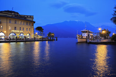 Italien, Trentino-Südtirol, Riva del Garda, Hafen, Gardasee am Abend - VT000232