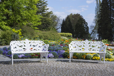 Deutschland, Baden-Württemberg, Mainau, Bänke im Park - WIF000709