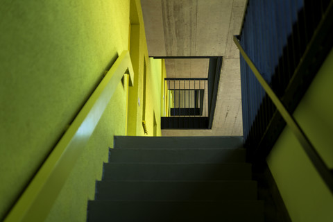 Treppe eines modernen Mehrfamilienhauses, lizenzfreies Stockfoto