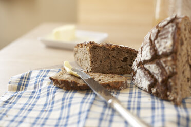 Scheibe Vollkornbrot mit Butter bestreichen - SABF000006