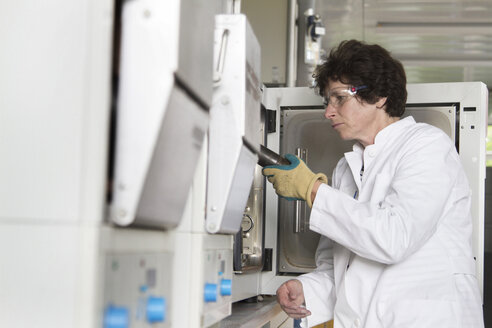 Female chemist in laboratory - SGF000720