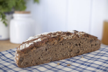 Halbes Vollkornbrot auf Tuch - SABF000023