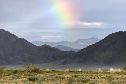 Afrika, Namibia, Regenbogen über Sossusvlei, lizenzfreies Stockfoto