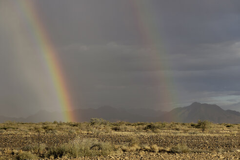 Afrika, Namibia, Regenbogen über Sossusvlei - HLF000581