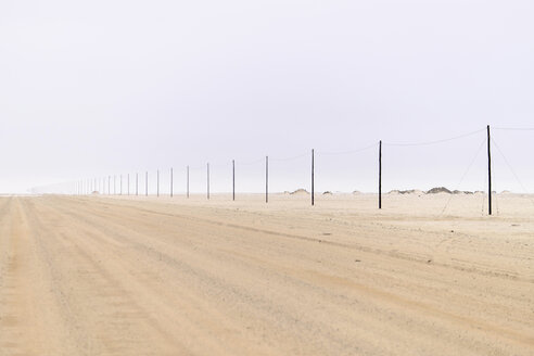 Afrika, Namibia, Namib Naukluft Gebiet, Schmutzige Piste und Stromleitungen - HLF000580