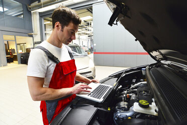 Automechaniker in einer Werkstatt mit modernen Diagnosegeräten - LYF000028