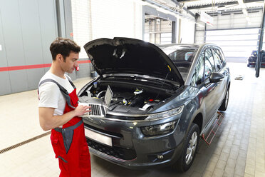 Automechaniker in einer Werkstatt mit modernen Diagnosegeräten - LYF000029