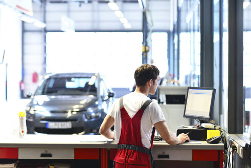 Automechaniker im Servicebereich einer Autowerkstatt - LYF000009