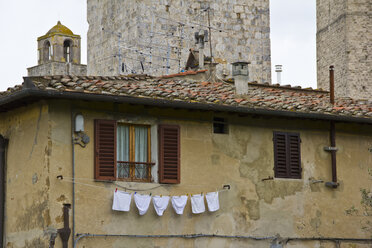 Italien, Toskana, San Gimignano, Wäsche auf der Wäscheleine am Haus - YFF000144