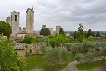 Italien, Toskana, San Gimignano, Blick vom Park auf die Geschlechtertürme - YFF000146