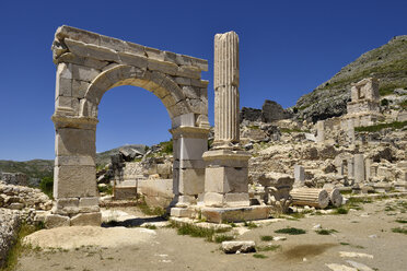 Turkey, Antalya Province, Pisidia, Antique arch at the archaeological site of Sagalassos - ES001155