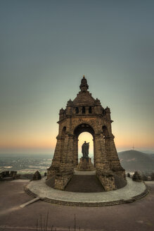 Deutschland, Nordrhein-Westfalen, Porta Westfalica, Blick auf das Kaiser-Wilhelm-Denkmal in der Dämmerung - PA000663