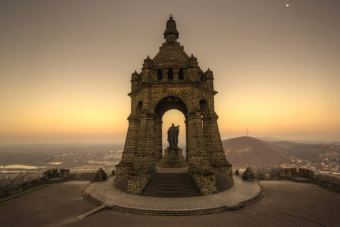 Deutschland, Nordrhein-Westfalen, Porta Westfalica, Blick auf das Kaiser-Wilhelm-Denkmal in der Dämmerung - PA000664