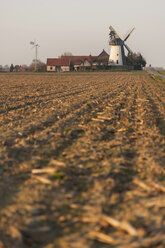 Deutschland, Nordrhein-Westfalen, Lübbecke, traditionelle Windmühle Südhemmern mit abgeerntetem Feld im Vordergrund - PAF000668