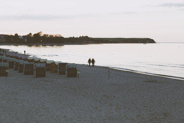 Deutschland, Mecklenburg-Vorpommern, Boltenhagen, Ostsee, Strand am Abend - MEMF000107