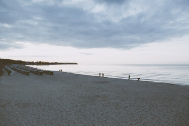 Deutschland, Mecklenburg-Vorpommern, Boltenhagen, Ostsee, Strand am Abend - MEMF000108