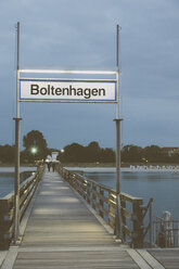 Deutschland, Mecklenburg-Vorpommern, Boltenhagen, Ostsee, Landungsbrücke am Abend, Schild - MEMF000110