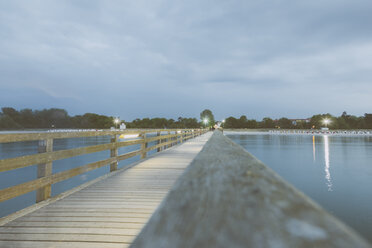 Deutschland, Mecklenburg-Vorpommern, Boltenhagen, Ostsee, Anlegestelle am Abend - MEMF000112