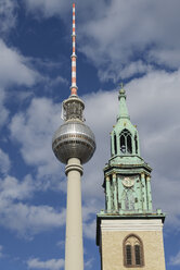 Deutschland, Berlin, Fernsehturm am Alexanderplatz und St. Marienkirche - HHEF000090