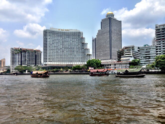 Thailand, Bangkok, am Fluss ChaoPhraya, in der Nähe der Thaksim-Brücke - AVSF000180