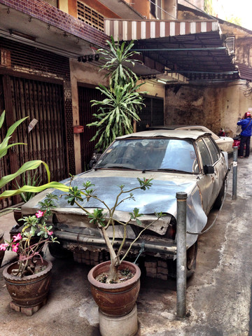 Thailand, Bangkok, Detail altes Auto auf Gehweg, lizenzfreies Stockfoto