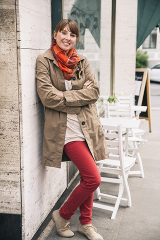 Porträt einer lächelnden Frau mit orangefarbenem Halstuch, lizenzfreies Stockfoto