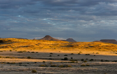 Afrika, Namibia, Damaraland, Sonnenuntergang über Landschaft - HLF000599