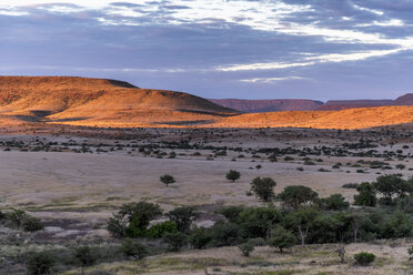 Afrika, Namibia, Damaraland, Blick auf Grasland und Vulkane bei Sonnenuntergang - HLF000601