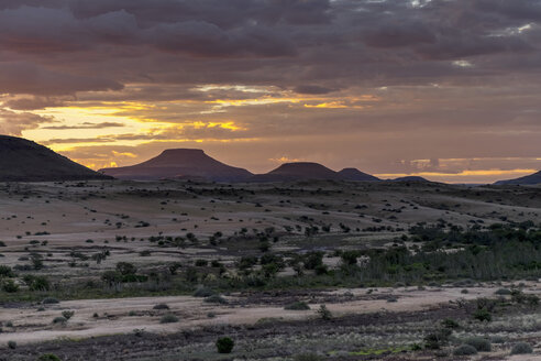 Afrika, Namibia, Damaraland, Blick auf Grasland und Vulkane bei Sonnenuntergang - HLF000604