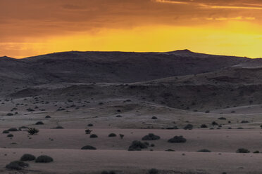 Afrika, Namibia, Damaraland, Blick auf Grasland und Vulkane bei Sonnenuntergang - HLF000605