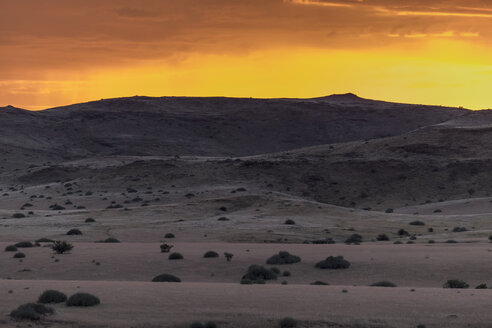 Afrika, Namibia, Damaraland, Blick auf Grasland und Vulkane bei Sonnenuntergang - HLF000605