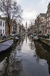 Niederlande, Holland, Amsterdam, Gracht, Häuser und Zuiderkerk im Hintergrund - THA000412