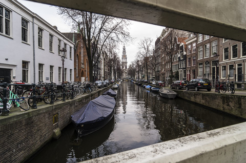 Niederlande, Holland, Amsterdam, Gracht, Häuser und Zuiderkerk im Hintergrund, lizenzfreies Stockfoto