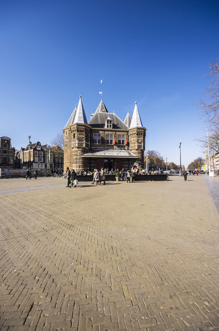 Niederlande, Holland, Amsterdam, Nieuwmarkt, Waag, Wiegehaus mit Straßencafé, lizenzfreies Stockfoto