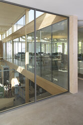 Arbeitsplätze und Werkstatt des modernen Büros - FKF000520