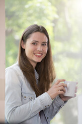 Porträt einer kreativen Geschäftsfrau in der Kaffeepause - FKF000547